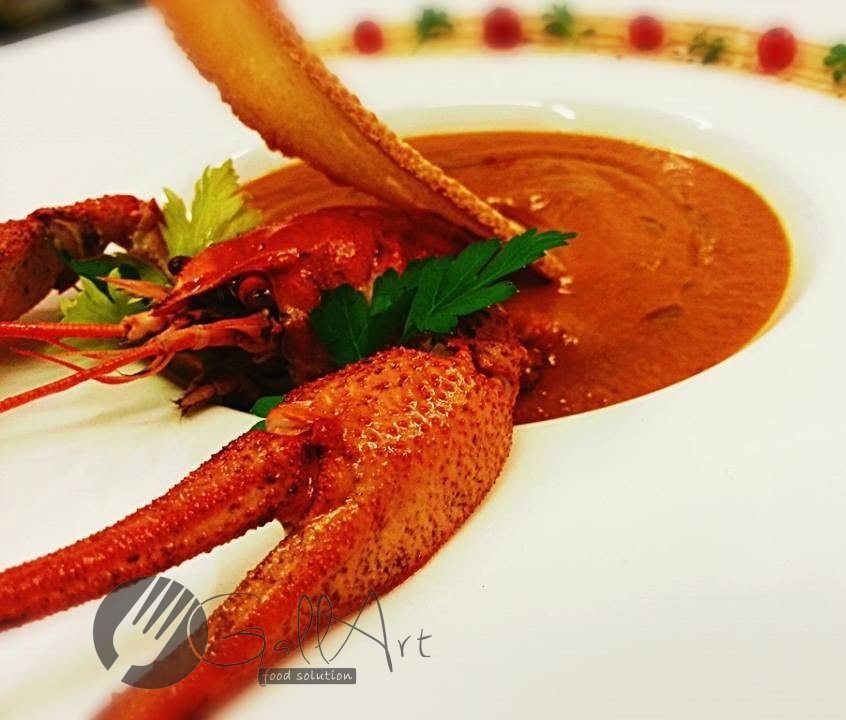 Bisque de crustacee servit cu homar.