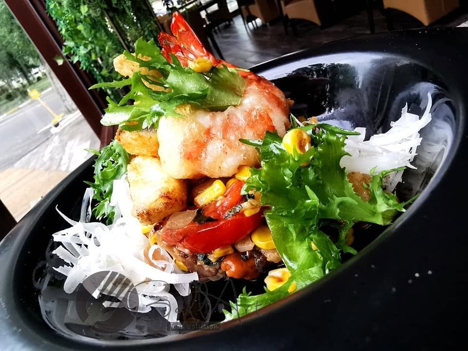 Creveți în tempura cu frunze, porumb și legume.