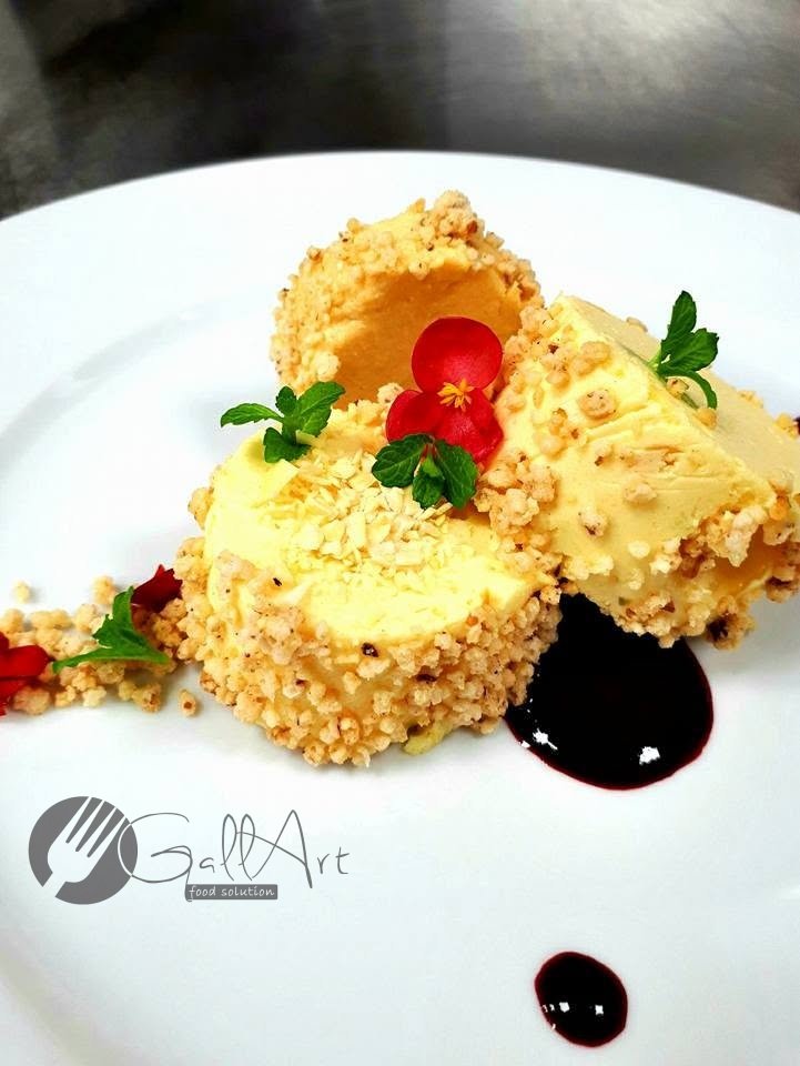 Semifreddo în crustă de crumble, cu mentă și coulis de fructe de pădure.