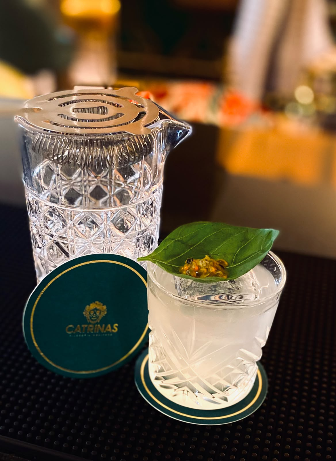 Cocktail floral, cu spumă de prosecco și vin alb.