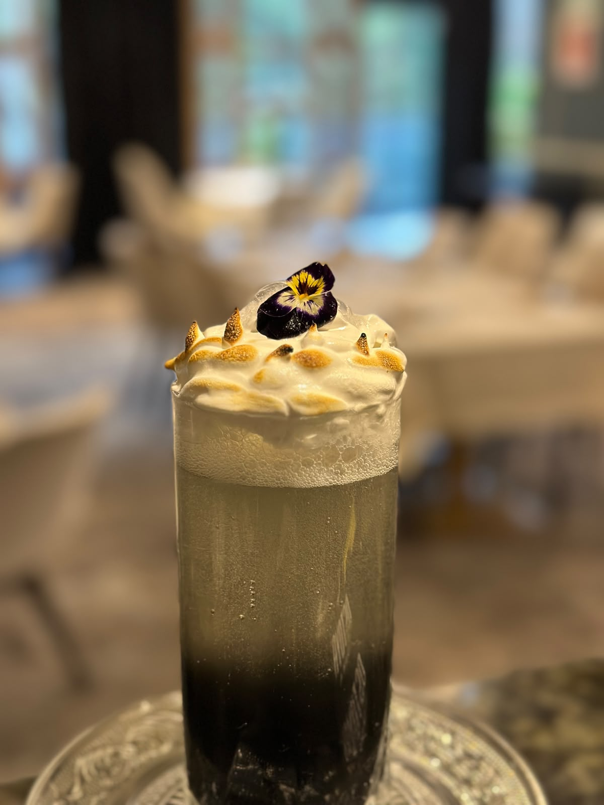 O combinație de arome florale în infuzie cu sirop de arțar afumat cu lemn de stejar.