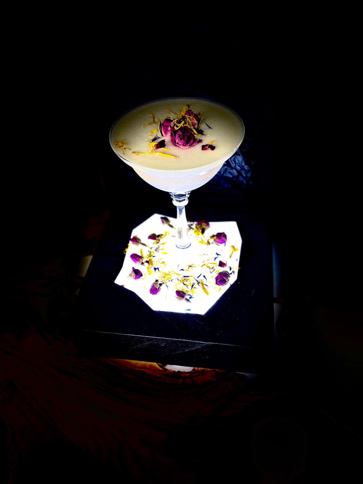 Cocktail tropical cu margine condimentată și fructe proaspete.