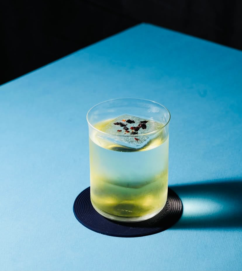 Cocktail fresh cu castravete, note citrice și gheață clară.