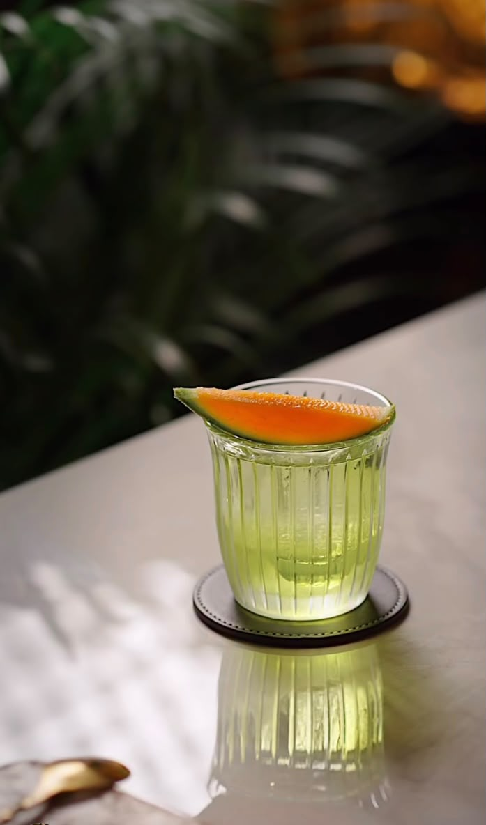 Cocktail de vară cu cordial de pepene galben și bergamotă.